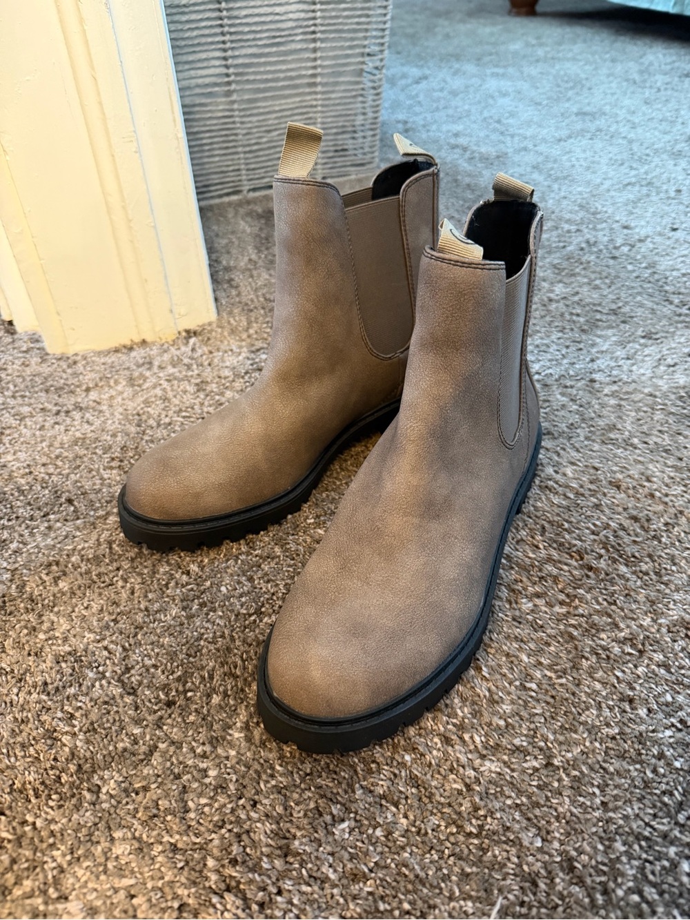 NEW Journee Blanche Pull On Chelsea Boots